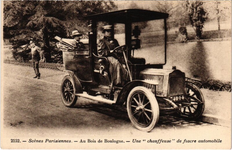 Carte postale ancienne Paris au Bois de Boulogne une chauffeuse Transport