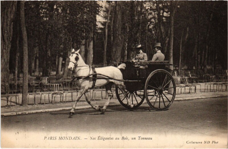 Carte postale ancienne Paris-Mondain - Nos Elégantes au Bois, un Tonneau à Paris 16e