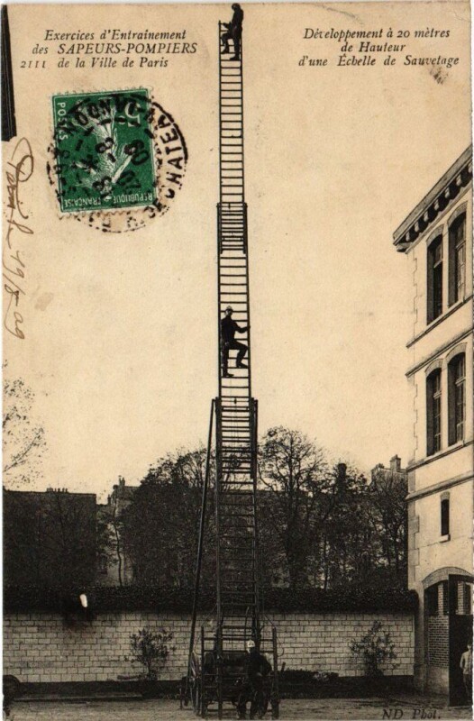Carte postale ancienne Exercices d'entrainement des sapeurs-pompiers de la Ville de Paris à Paris 20e