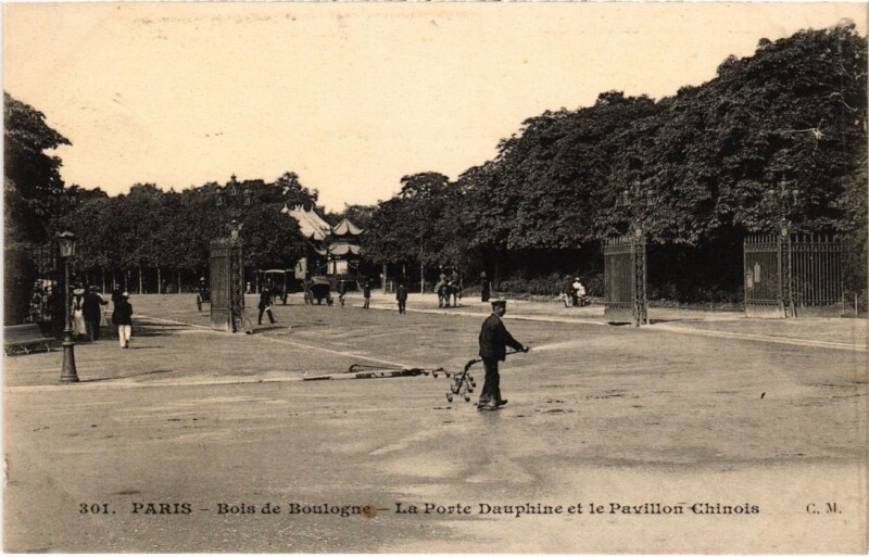 Carte postale ancienne Bois de Boulogne - La Porte Dauphine et le Pavillon Chinois à Paris 16e