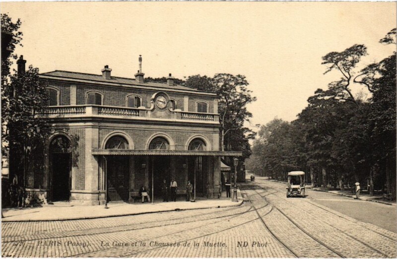 Carte postale ancienne La Gare et la Chaussée de la Muette à Paris 16e