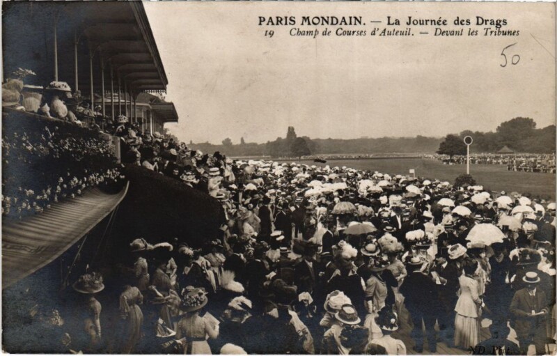 Carte postale ancienne La Journée des Drags - Champ de Courses d'Auteuil - Devant les Tribunes à Paris 16e