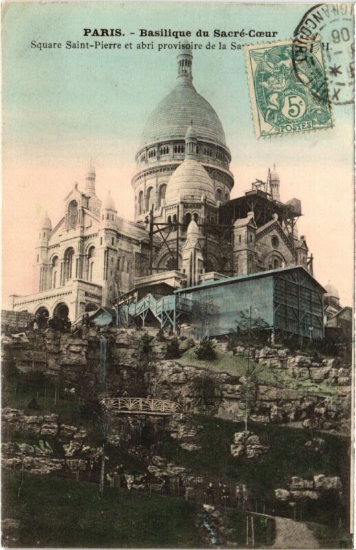Carte postale ancienne Basilique du Sacré-Coeur Square Saint-Pierre et abri provisoire de la Savoyarde à Paris 18e