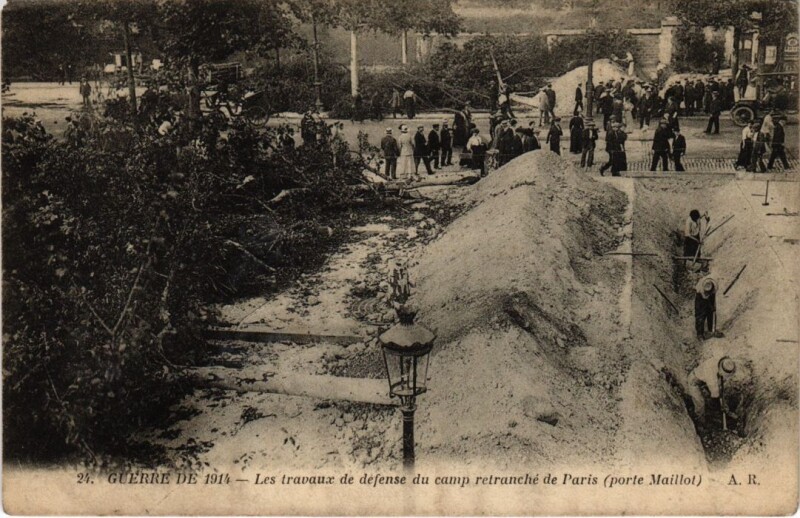 Carte postale ancienne Les travaux de défense du camp retranché de Paris (porte Maillot) à Paris 17e