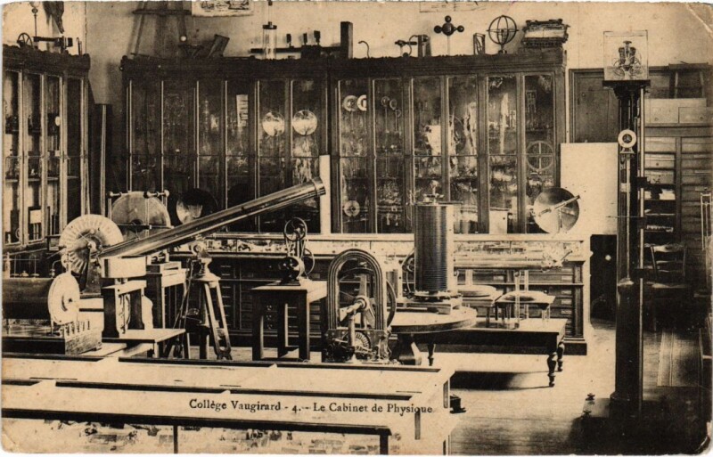 Carte postale ancienne Collège Vaugirard - Le Cabinet de Physique à Paris 15e