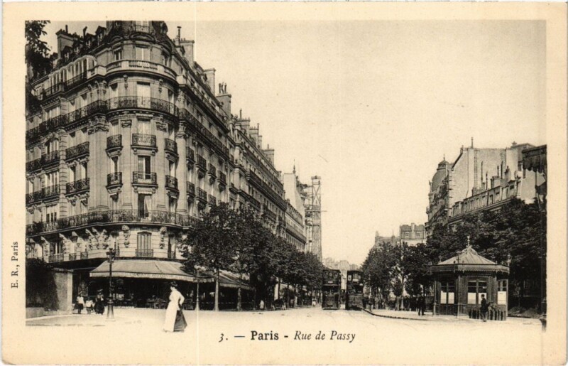 Carte postale ancienne Rue de Passy à Paris 16e