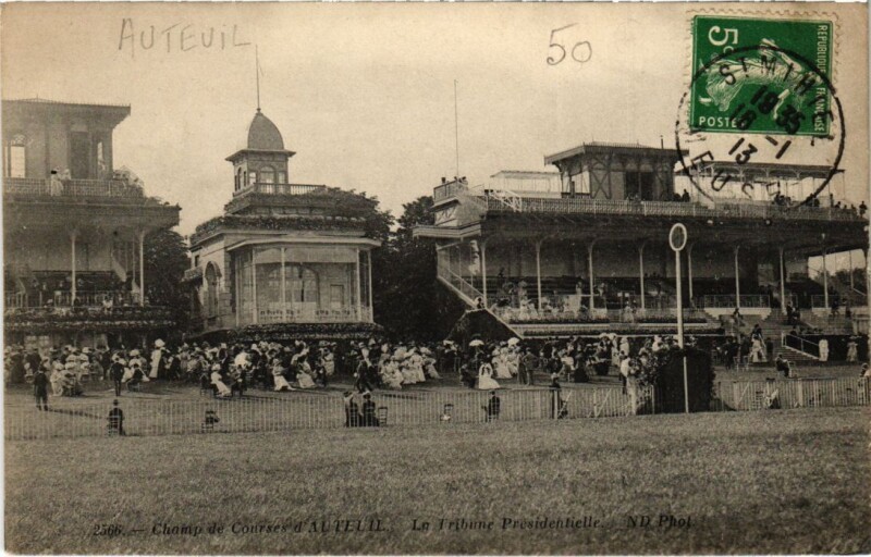 Carte postale ancienne Champ de Courses d'Auteuil - La Tribune Présidentielle à Paris 16e
