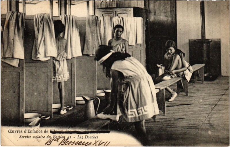 Carte postale ancienne Oeuvres d'Enfance de l'Union des Femmes de France - Service scolaire du Bastion 42 - Douches à Paris 17e