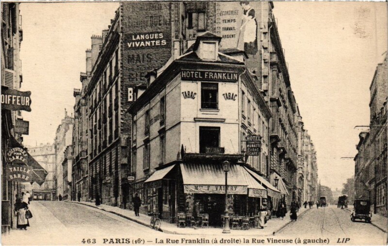 Carte postale ancienne La Rue Franklin (à droite) la Rue Vineuse (à gauche) à Paris 16e