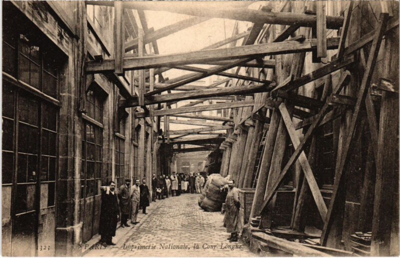 Carte postale ancienne Imprimerie Nationale, la Cour Longue à Paris 3e