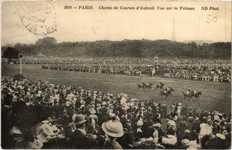 Carte postale ancienne Champ de Courses d'Auteuil - Vue sur la Pelouse à Paris 16e