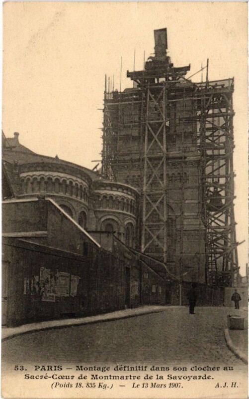 Carte postale ancienne Montage définitif dans son clocher au Sacré-Coeur de Montmartre de la Savoyarde à Paris 18e