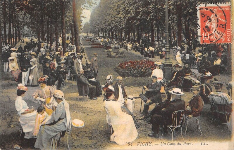 Carte postale ancienne Vichy Un Coin Du Parc à Vichy
