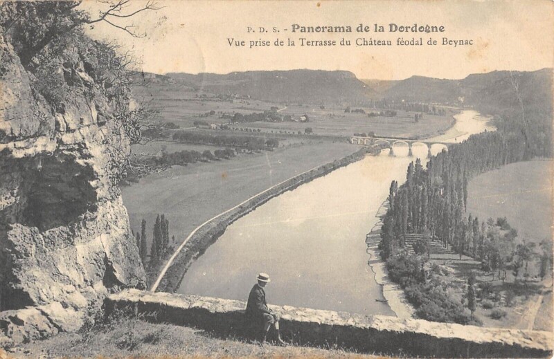 Carte postale ancienne Panorama De La Dordogne Vue Prise De La Terrasse Du Chateau Feodal De Bey