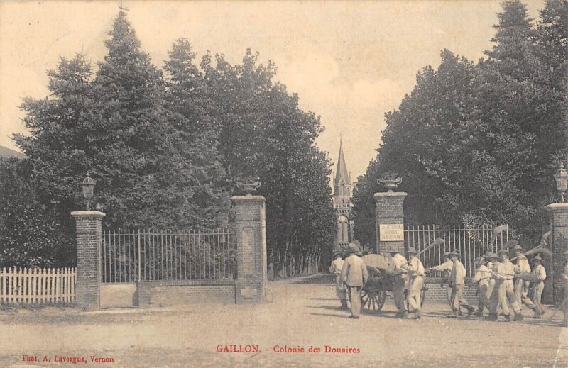 Carte postale ancienne Gaillon Colonie Des Douaires à Gaillon