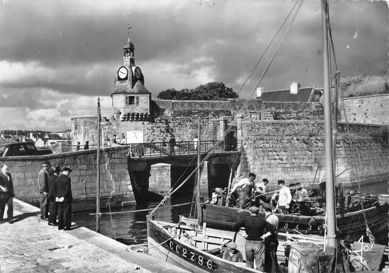 Carte postale ancienne Concarneau Les Bateaux De Peche Pres De La Tour De La Ville Close à Concarneau