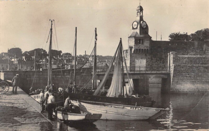 Carte postale ancienne Concarneau Le Beffroi De La Ville Close à Concarneau