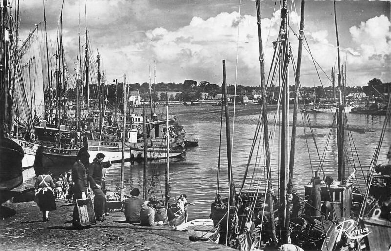 Carte postale ancienne A Concarneau Le Port à Concarneau