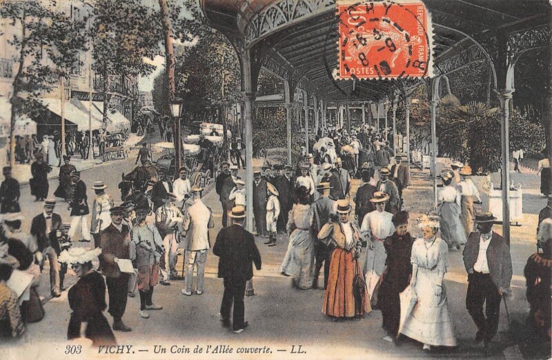 Carte postale ancienne Vichy Un Coin De L'Allee Couverte à Vichy