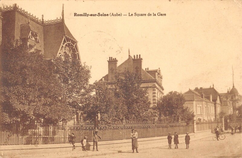 Carte postale ancienne Romilly Le Square De La Gare