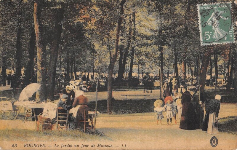 Carte postale ancienne Bourges Le Jardin Un Jour De Musique à Bourges