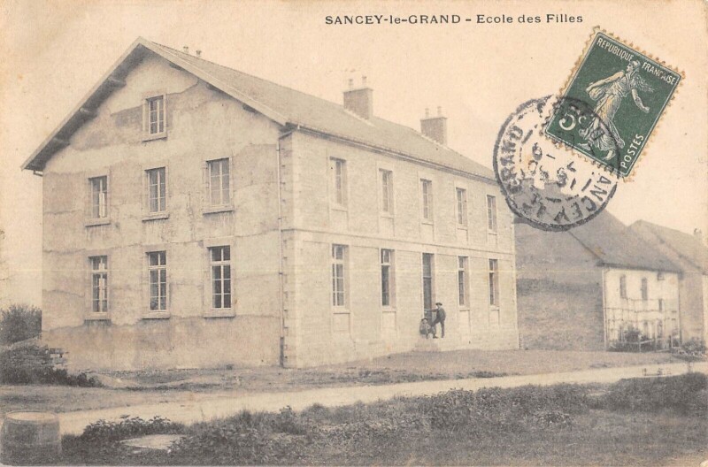 Carte postale ancienne Sancey Le Grand Ecole Des Filles à Sancey