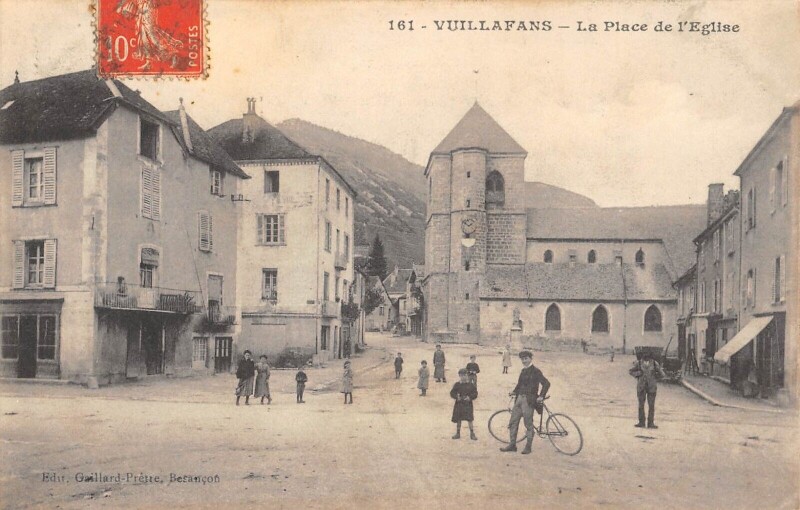 Carte postale ancienne Vuillafans La Place De L'Eglise à Vuillafans