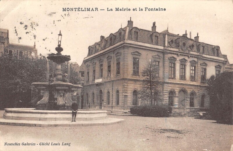 Carte postale ancienne Montelimar La Mairie Et La Fontaine