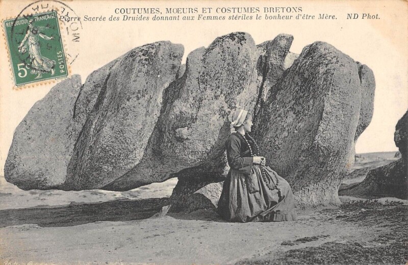 Carte postale ancienne Pierre Sacree Des Druides Donnant Aux Femmes Steriles Le Bonheur D'Etre M