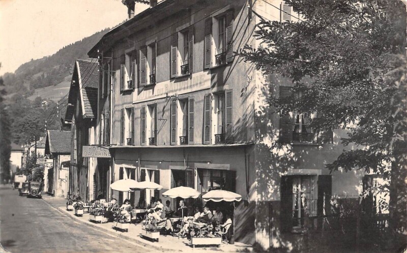 Carte postale ancienne Allevard Hotel Du Dauphine à Allevard