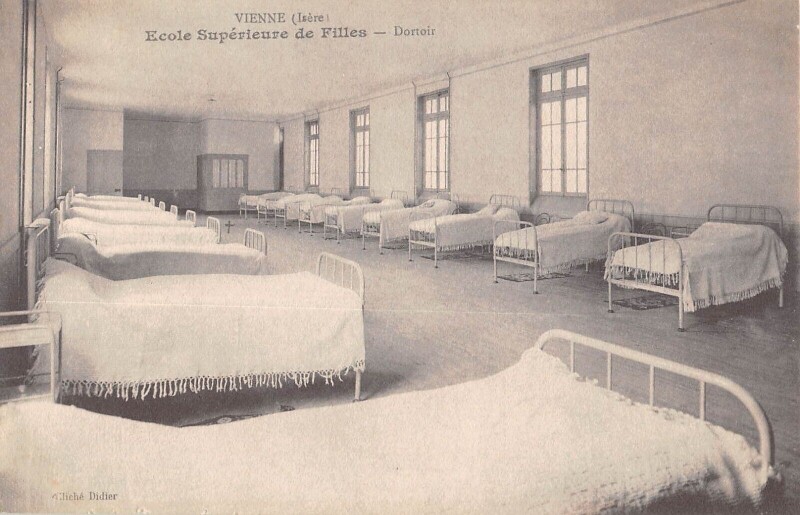 Carte postale ancienne Vienne Ecole Superieure De Filles Dortoir à Vienne