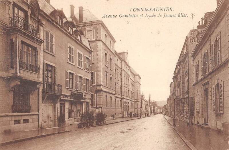 Carte postale ancienne Lons Le Saunier Avenue Gambetta Et Lycee De Jeunes Filles à Lons-le-Saunier