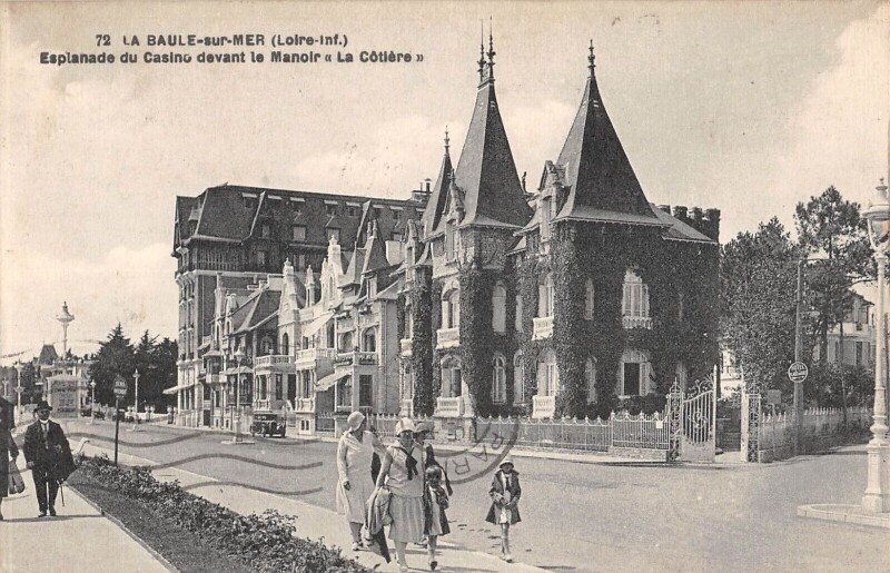 Carte postale ancienne La Baule Esplanade Du Casino Devant Le Manoir La Cotiere