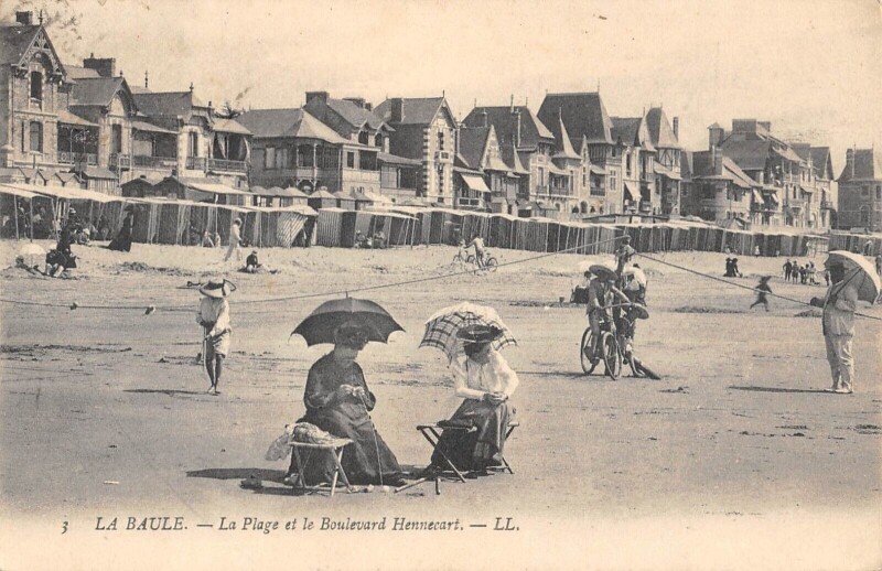 Carte postale ancienne La Baule La Plage Et Le Boulevard Hennecart