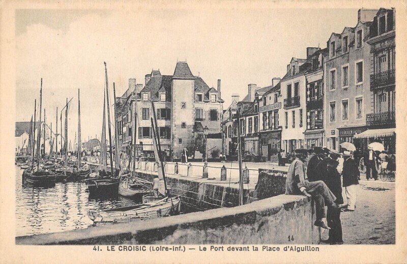 Carte postale ancienne Le Croisic Le Port Devant La Place D'Aiguillon au Croisic