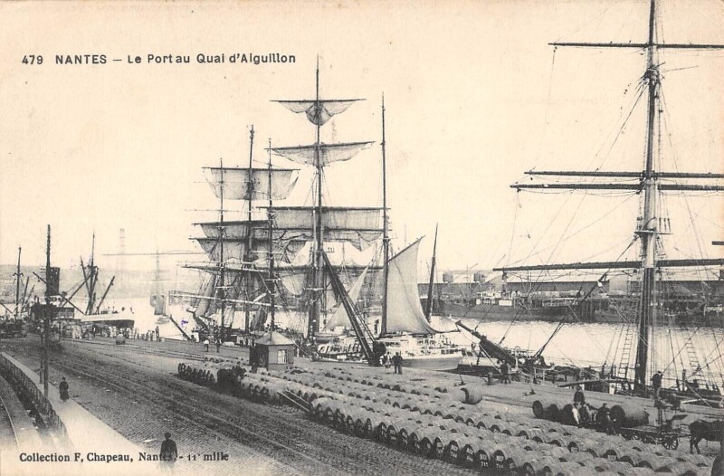 Carte postale ancienne Nantes Le Port Au Quai D'Aiguillon à Nantes