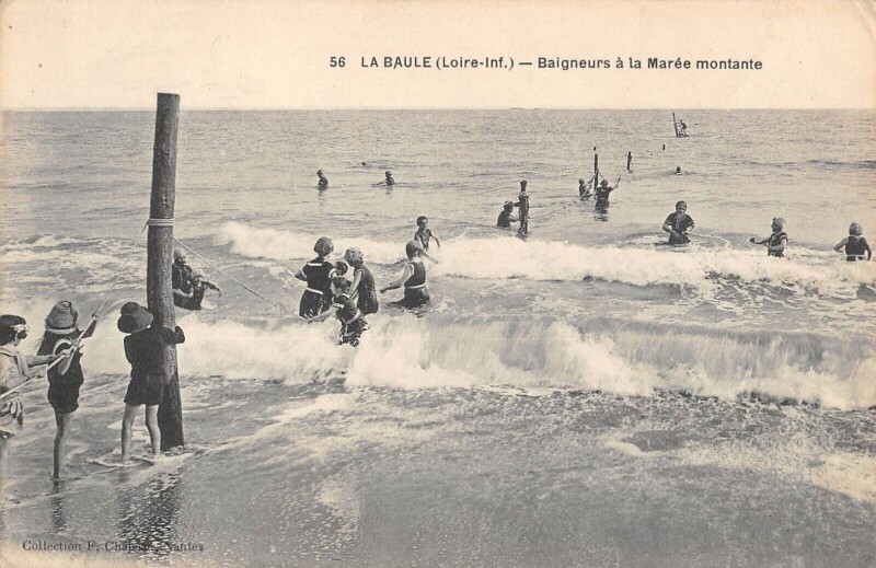 Carte postale ancienne La Baule Baigneurs A La Maree Montante