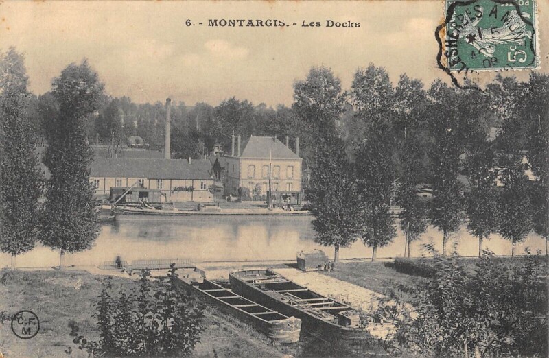 Carte postale ancienne Montargis Les Docks à Montargis