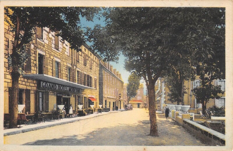 Carte postale ancienne Figeac Allee Victor Hugo à Figeac