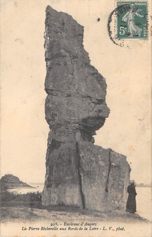 Carte postale ancienne Environs D'Angers La Pierre Becherelle Aux Bords De La Loire à Angers
