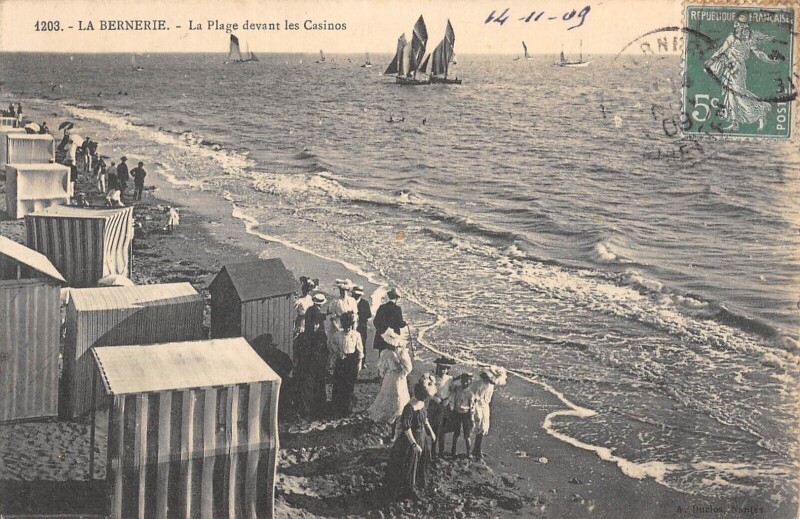Carte postale ancienne La Bernerie La Plage Devant Les Casinos