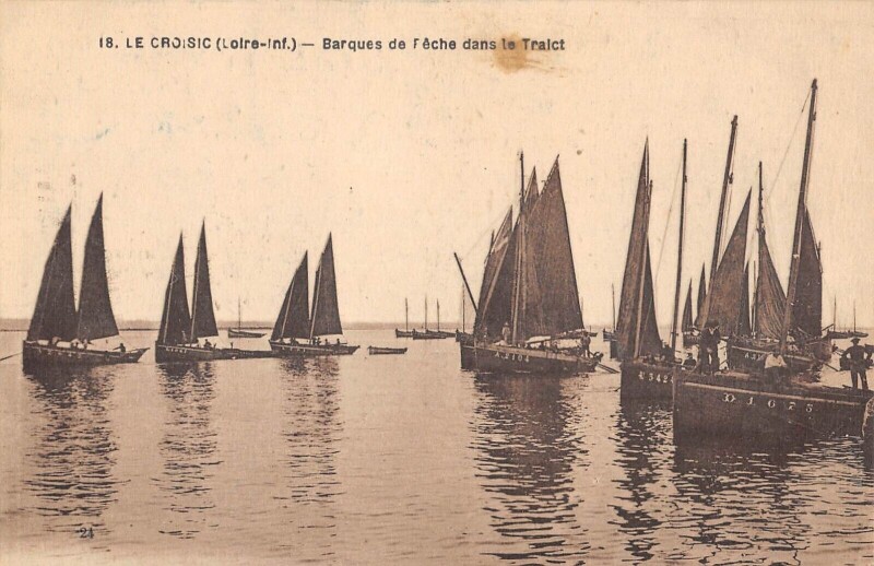 Carte postale ancienne Le Croisic Barques De Peche Dans Le Traict au Croisic