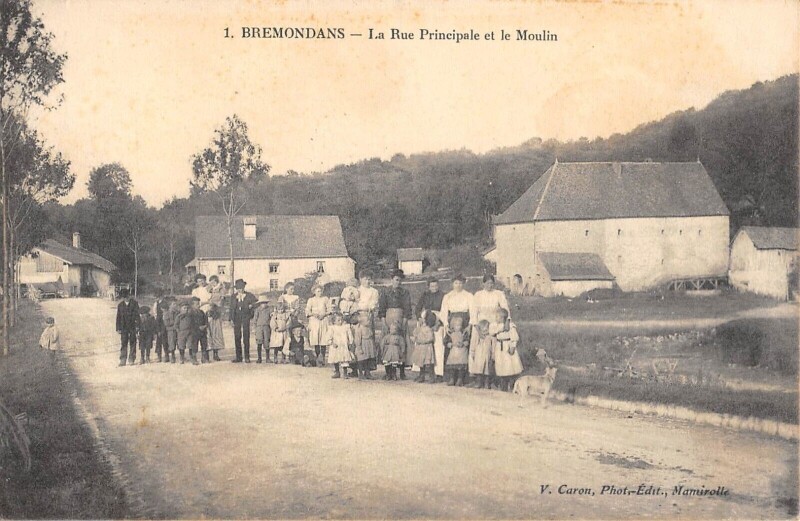 Carte postale ancienne Bremondans La Rue Principale Et Le Moulin à Bremondans