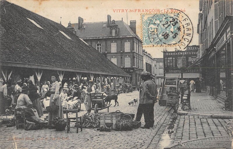 Carte postale ancienne Vitry Le Francois Le Marche