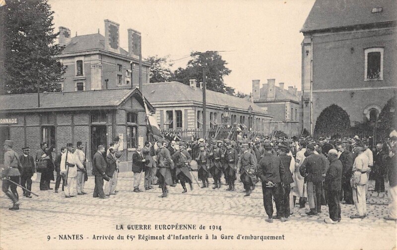 Carte postale ancienne Nantes Arrivee Du 65e Regiment D'Infanterie A La Gare D'Embarquement à Nantes