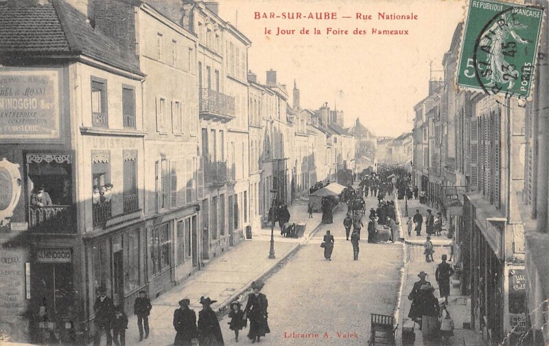 Carte postale ancienne Bar Sur Aube Rue Nationale Le Jour De La Foire Des Rameaux à Bar-sur-Aube