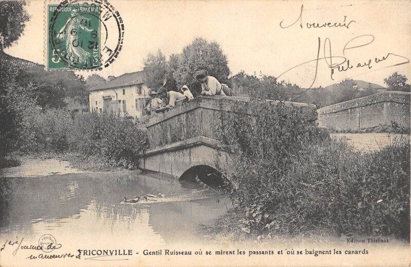 Carte postale ancienne Triconville Gentil Ruisseau Ou Se Mirent Les Passants