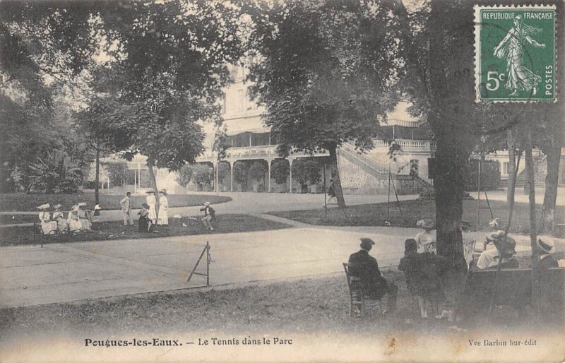 Carte postale ancienne Pougues Les Eaux Le Tennis Dans Le Parc à Pougues-les-Eaux
