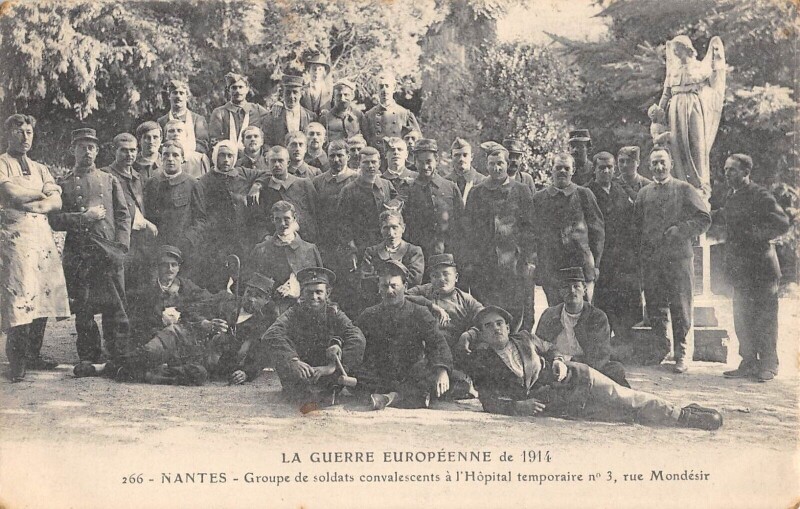 Carte postale ancienne Nantes Groupe De Soldats Convalescents A L'Hopital Temporaire N°3 Rue Mon à Nantes