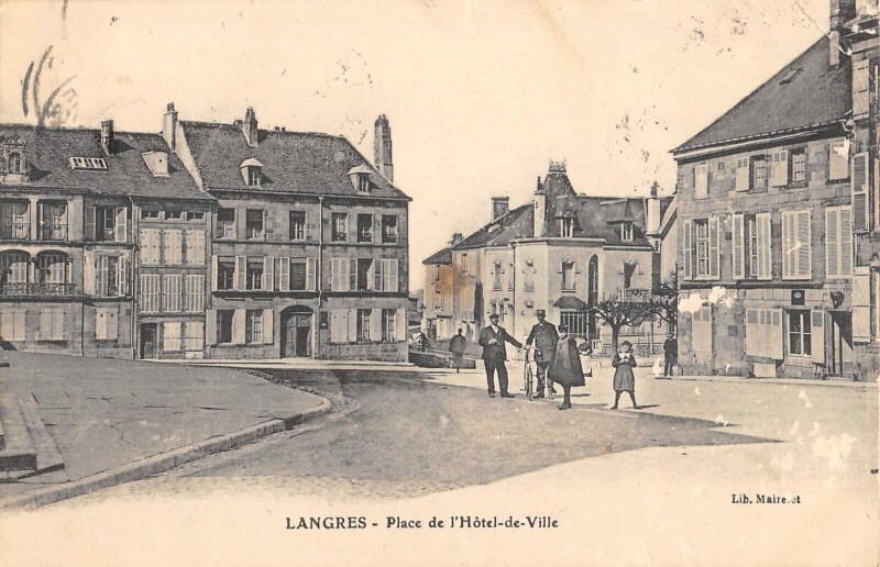 Carte postale ancienne Langres Place De L'Hotel De Ville à Langres